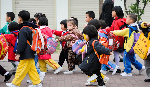 若不搬走这“三座大山”，中国人口总数，将在2056年被老美反超