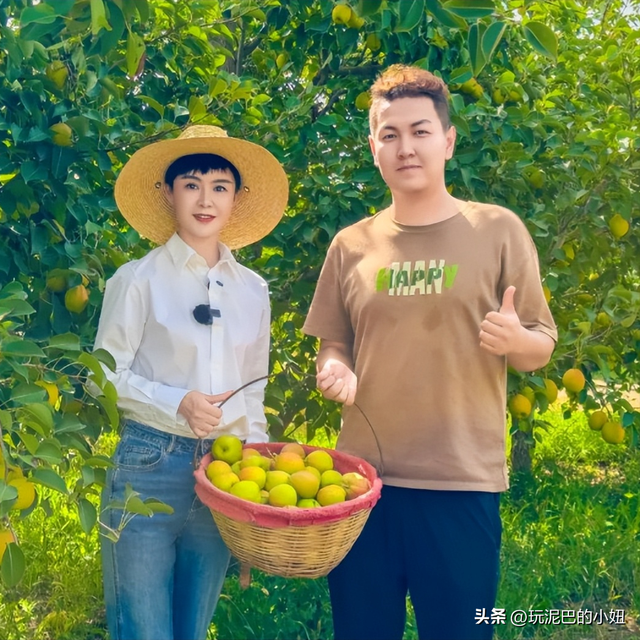 47岁贺娇龙去世！同学曝抢救过程，网友提醒成真，此前疑早有征兆