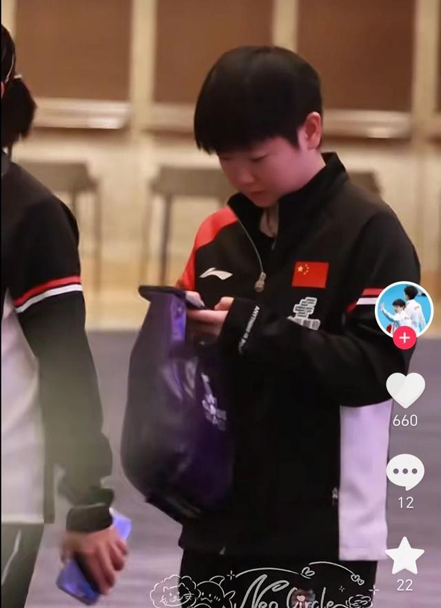 动若脱兔，静若处子！孙颖莎参加晚宴兴奋套圈，结束后一直看手机