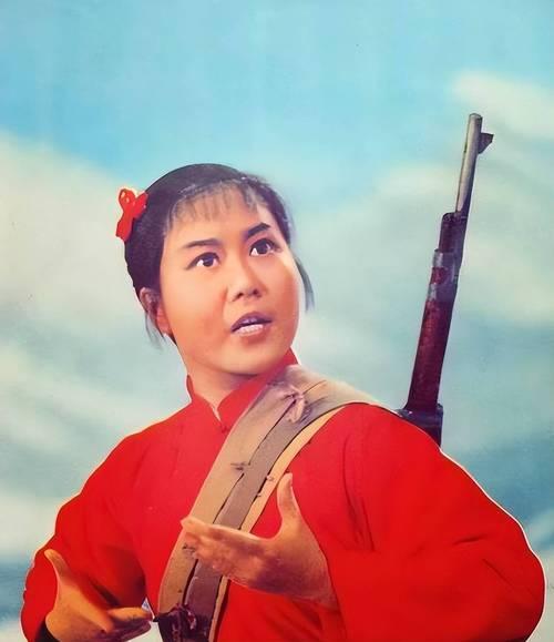 吃里爬外，永不回国？她带领30名演员选择留美，如今年过花甲归来