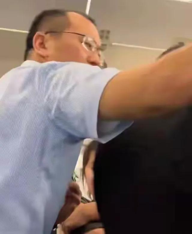 他还是个孩子啊！ 南航飞机上四个大人打一个姑娘，全网都炸锅了！