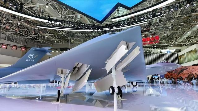 买中国坦克阅兵，用完就退货，如今又想买无人机，中国回四个大字