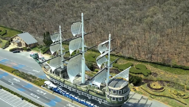 巨船霸路！56米“黑珍珠号”惊现大连街头，谁干的？