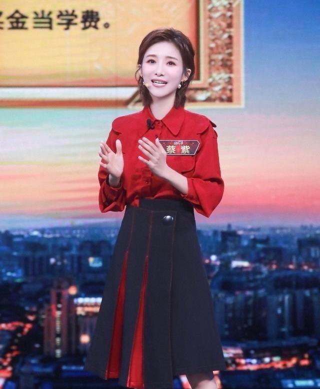 尹颂：靠颜值和实力主持春晚，如今事业稳定，女儿遗传高颜值