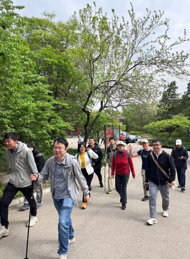 《华夏秋美教育集团：2025“十一+中秋”全民健身徒步登山活动》2