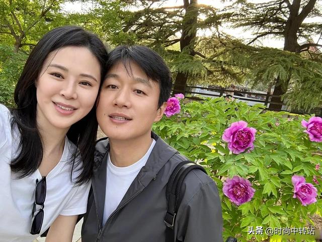佟大为老婆关悦，这脸一言难尽，咋肿成这样，脸又大又亮还贼亮