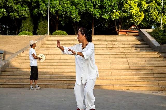 八段锦练对才养人：核心招式+发力秘要+精准适配场景