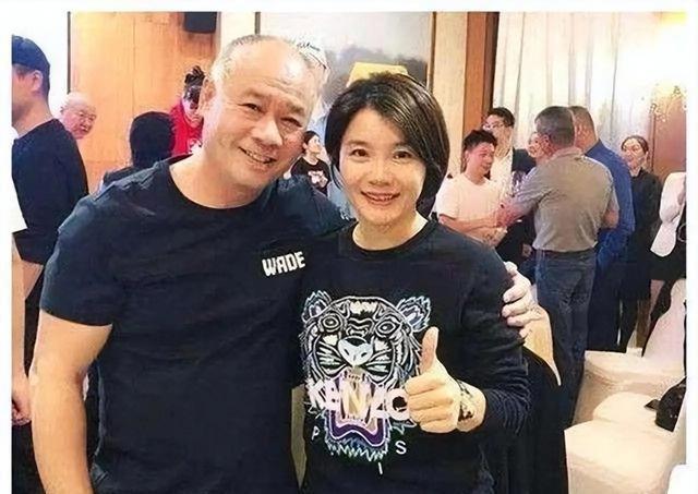 62岁李宁现状：一年狂赚30亿，64岁老婆气质出众，家庭事业双丰收