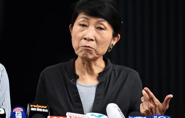 苍天饶过谁！拒唱国歌否认中国籍，俩儿子送美国的她，下场如何？