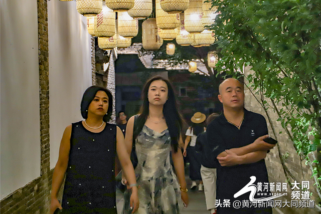 文旅热潮涌动 古城夜色引客来