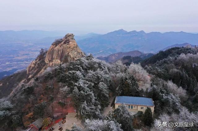 鸡公山入冬成“冰雪仙境”！雾凇压枝、冰挂垂帘