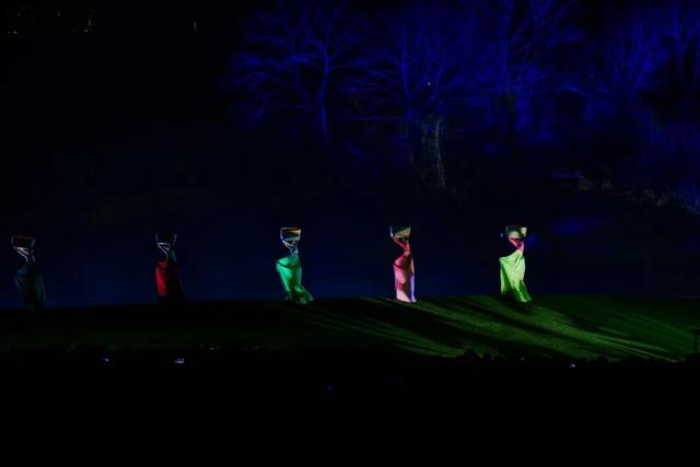 演出散场后，我在印象大红袍被“正式收编”为一匹马，真实写照，过于好笑！