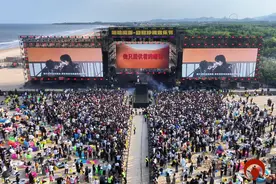 “嘻哈闹海”日照沙滩音乐节燃爆黄金海岸：青春与海浪的共振——数万乐迷共赴山海间的音乐狂欢图片