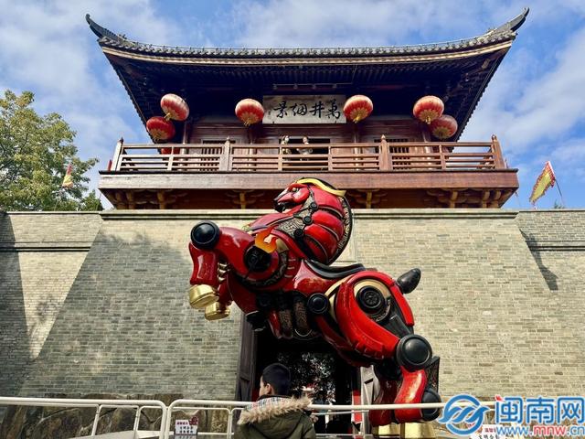 六匹骏马聚首古城！泉州古城马年IP“东·守守”压轴亮相