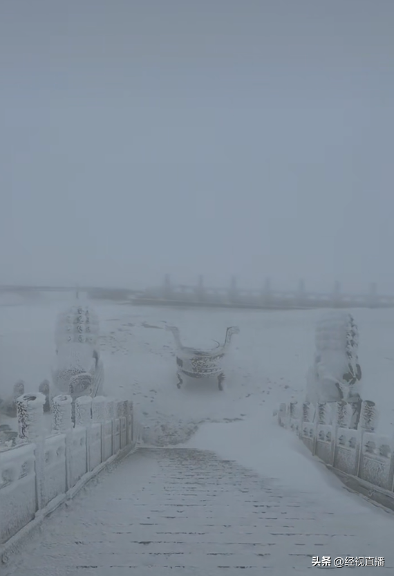 五台山台顶区域被大雪覆盖似“广寒宫” 景区：冬季台顶例行封闭，来年春季正常开放