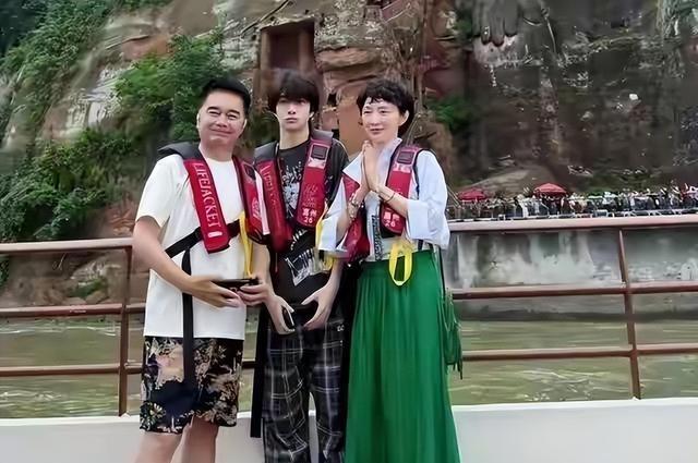 原来他是许亚军长子，神似前妻何晴	，如今名校毕业已成父亲的骄傲