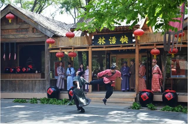 文旅活动正在集体“抄作业”？从英歌舞到泼水节，我们丢掉了什么