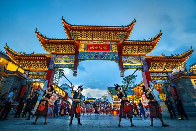 一场跨越千里的“广告牌之争”，为何如此动人？