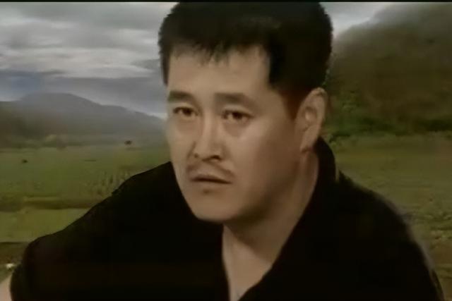 68岁赵本山现身三亚引热议：年龄真的能定义生活？