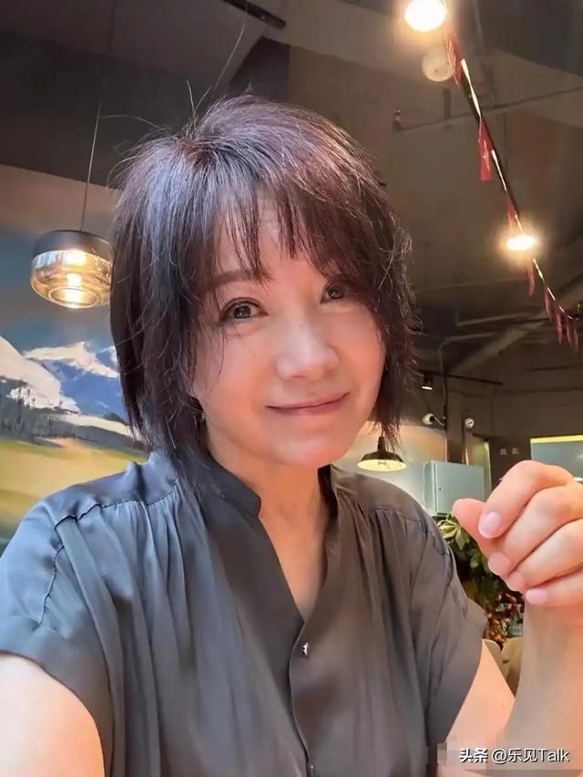 连上5次央视春晚，私下和恩师同居，却被骗流产，如今57岁仍单身