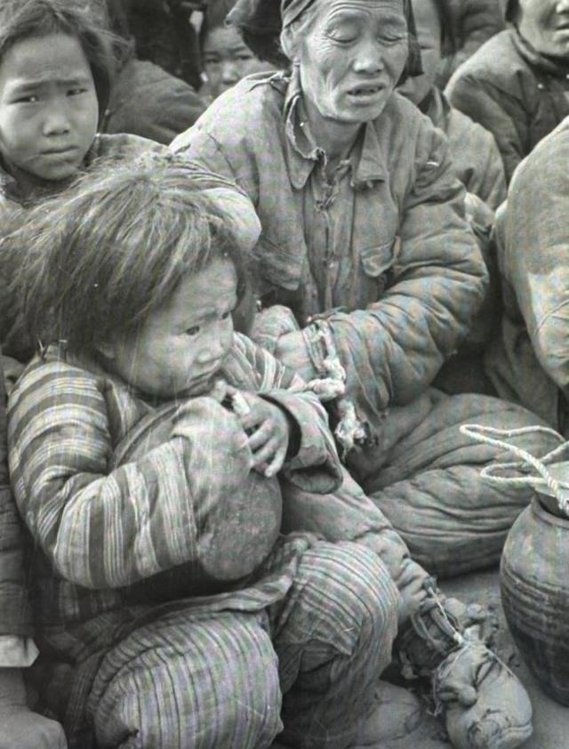 1949年，吴富善回到阔别多年的老家，嫂子上下打量：你是三弟？