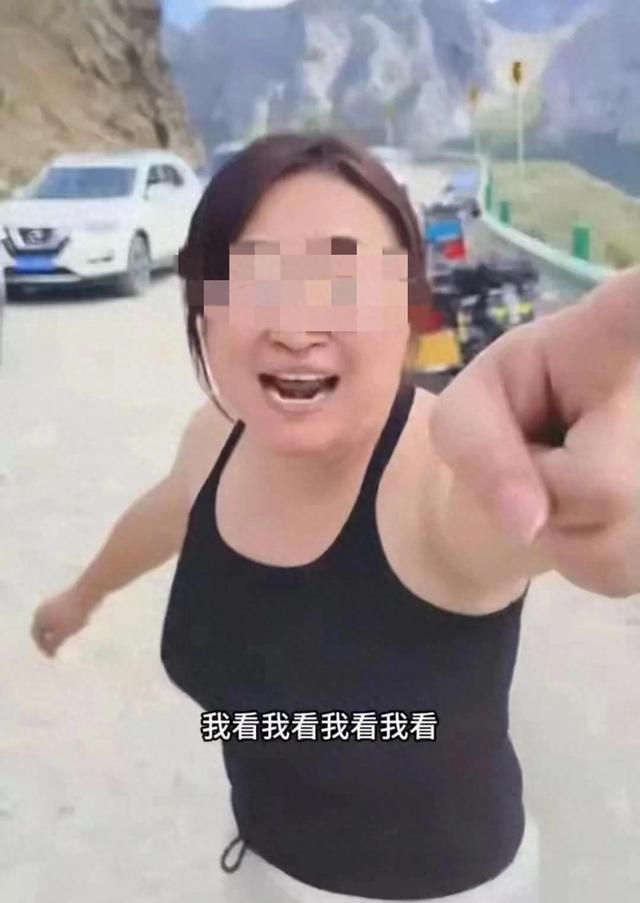 奔驰女已社死，逆行后辱骂威胁骑手，警方通报，正脸曝光太丢人