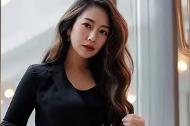 32岁女邻居每天都要来两趟，我快受不了了！图片