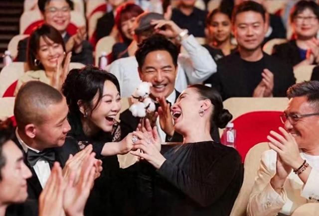 她被骂“陪睡上位”，后被封为“性感欲女”，得奖后当众怒怼海清
