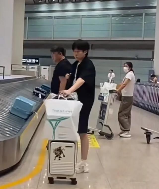 国乒暴雨天落地北京，王楚钦王曼昱等待拿行李。两天后出发瑞典！