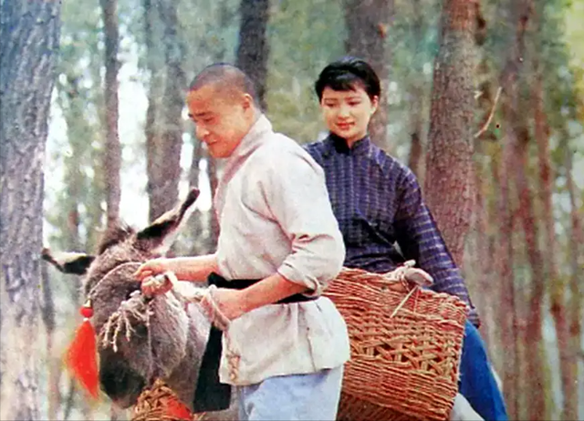 著名演员何晴患脑瘤病逝！父母都患过脑溢血，父亲早逝