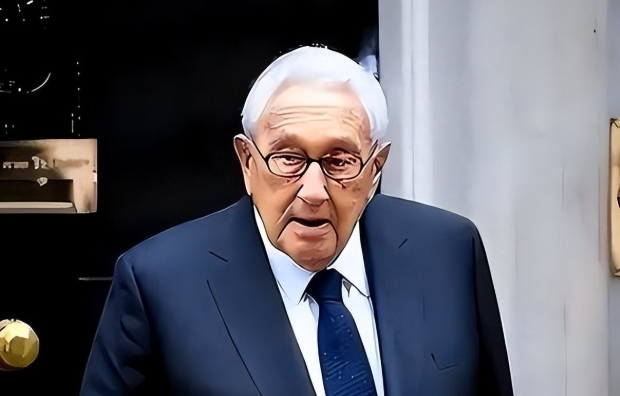 中美一旦开战	，美军将全面轰炸中国？基辛格曾称：中美正走向悬崖