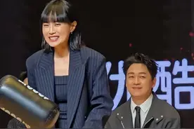 潘粤明和小10岁女友尹姝贻同框，眼神里爱意藏不住，网友：祝福图片