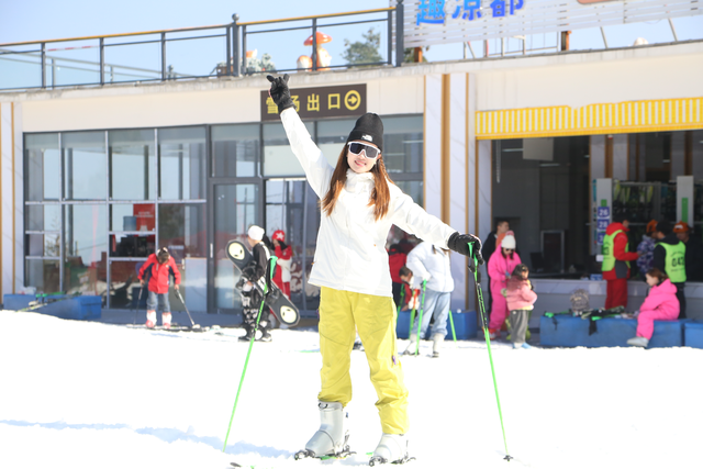 网络达人化身童话NPC，沉浸式打卡玉舍雪山滑雪场