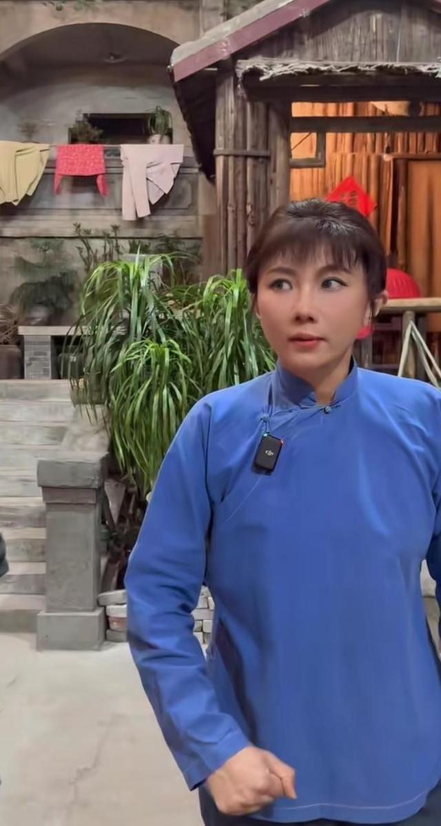 广东台主持人李静雯的家庭照，已婚生女18年，她的丈夫原来长这样