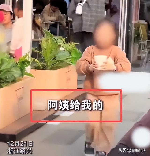 女孩打翻水杯后续：母亲正脸被扒，疑出言反驳网友，丢人丢到国外