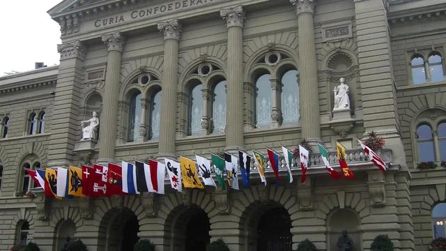 特朗普收下这份"黄金大礼"后：瑞士关税一夜降24%，背后真相惊人