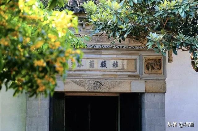 乾隆六巡裁桂雨，一城香史落谁襟