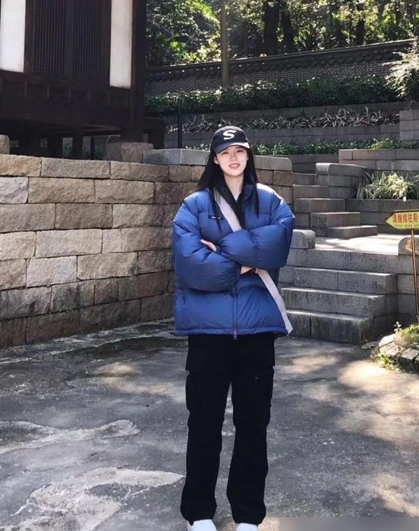 建议女人：羽绒服最好选这3种高级色，时髦洋气，适合25~40岁借鉴