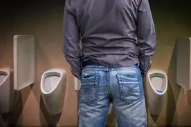 男人小便分叉，是前列腺问题还是正常现象？今天告诉您答案图片