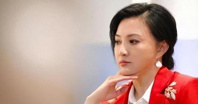 她是冯巩御用老婆，连登五年春晚后精神失常，现在50岁怎样了？