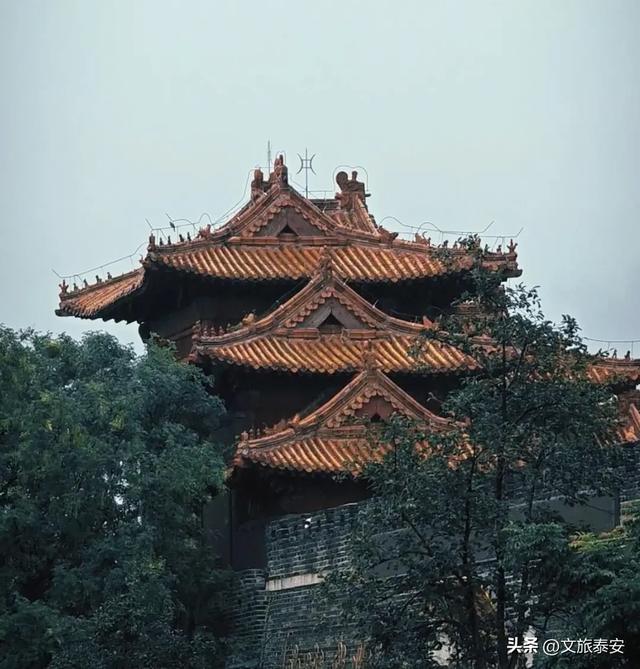 美极啦！下雨天去上班，小泰竟发现岱庙不同以往的一面→