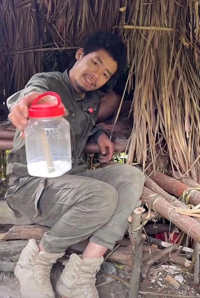 为了治疗精神内耗	，他们脱下长衫去山里当起了野人