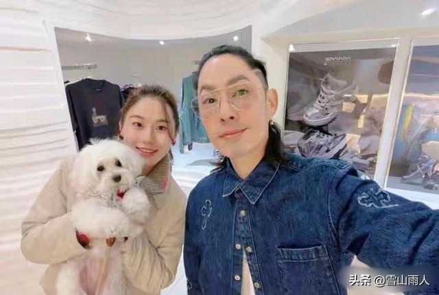 47岁吴建豪曝自拍照，瘦到脱相，1米8壮汉变尖嘴猴腮，像小老头