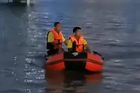 他们划着冲锋舟冲刺， 救起一名溺水男子图片