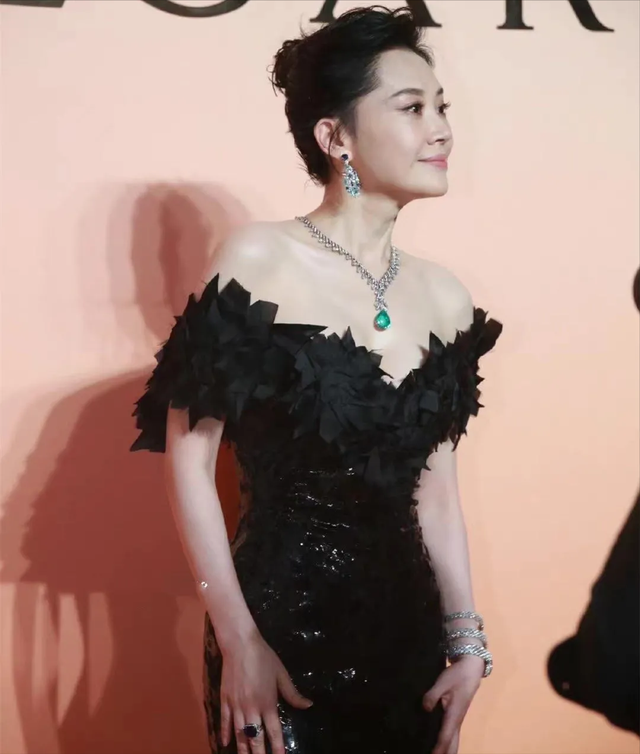 她一生 “风流成性、老少通吃”，撩汉无数，现如今56岁却依旧单身