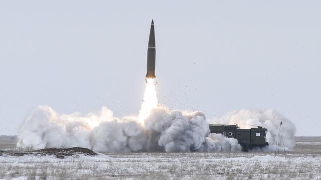 产能拉满！朝军展示火星-11导弹，俄乌战场经验正转为半岛威慑力