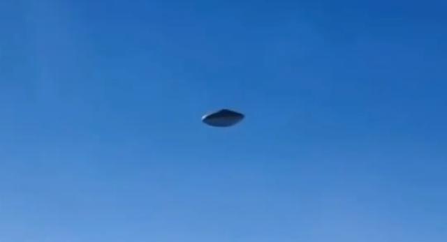 美国飞机疑似遭遇UFO：呈圆盘状，突然喷气推进后瞬间消失