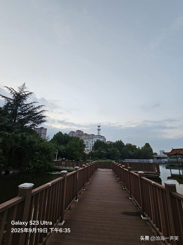 郑风苑，风月无边满庭芳华，小桥有意流水无情，情到尽头皆是空！