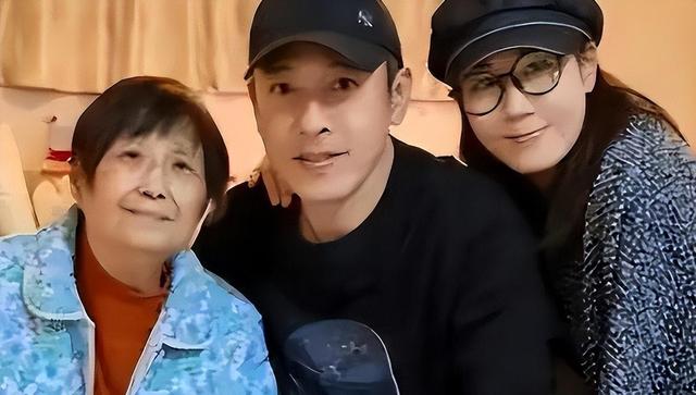 夫妻俩为了不变老，坚持27年不吃肉不生子，如今59岁近照不敢认
