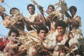 9个英国兵叛逃孤岛，消灭土著男人占有女人，孕育出罪恶习俗图片